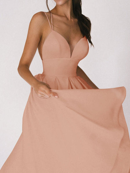 Robe Élancée – Décolleté V & Éclat d’Été